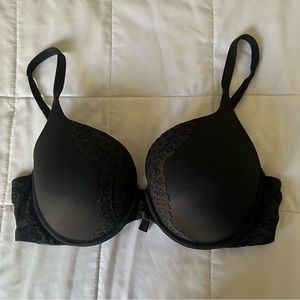Victoria Secret black lace bras with crisscross option is a slightly padding